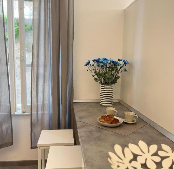 اتاق لوکس با چشمانداز دریا, Le Finestre Veneris