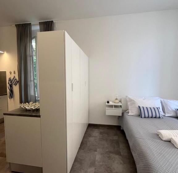 اتاق لوکس با چشمانداز دریا, Le Finestre Veneris