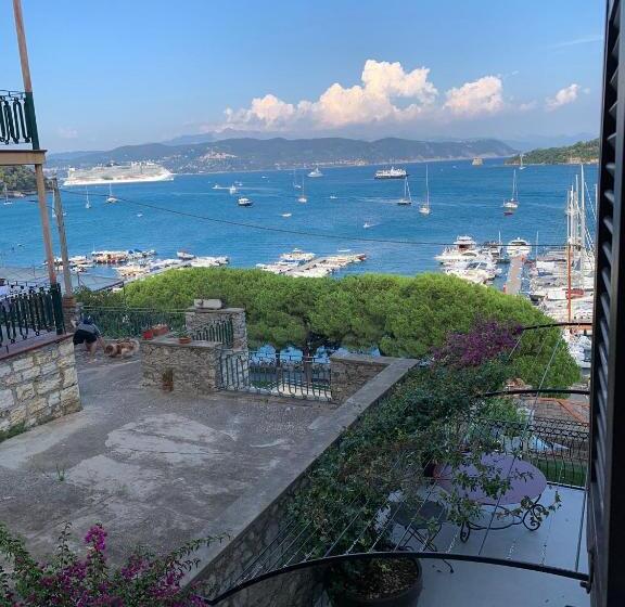 اتاق لوکس با چشمانداز دریا, Le Finestre Veneris