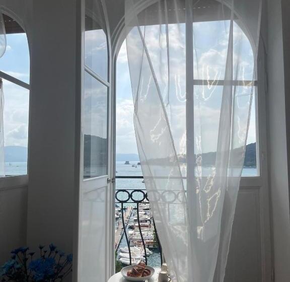 اتاق خانوادگی با چشمانداز دریا, Le Finestre Veneris