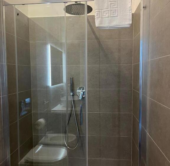 اتاق خانوادگی با چشمانداز دریا, Le Finestre Veneris