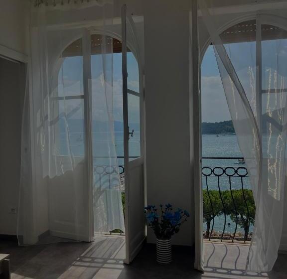 اتاق خانوادگی با چشمانداز دریا, Le Finestre Veneris