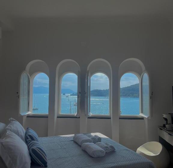 اتاق لوکس با بالکن و چشمانداز دریا, Le Finestre Veneris