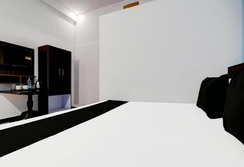 חדר קלאסי לשלושה, Spot On Mg Plaza