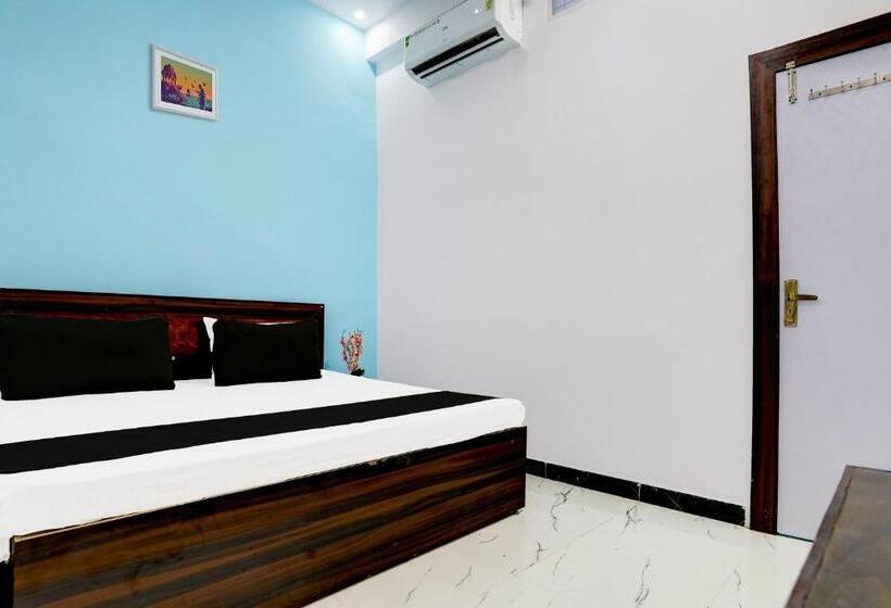 חדר קלאסי לשלושה, Spot On Mg Plaza