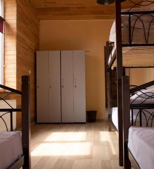 سرير فى غرفة مشتركه, Freedom