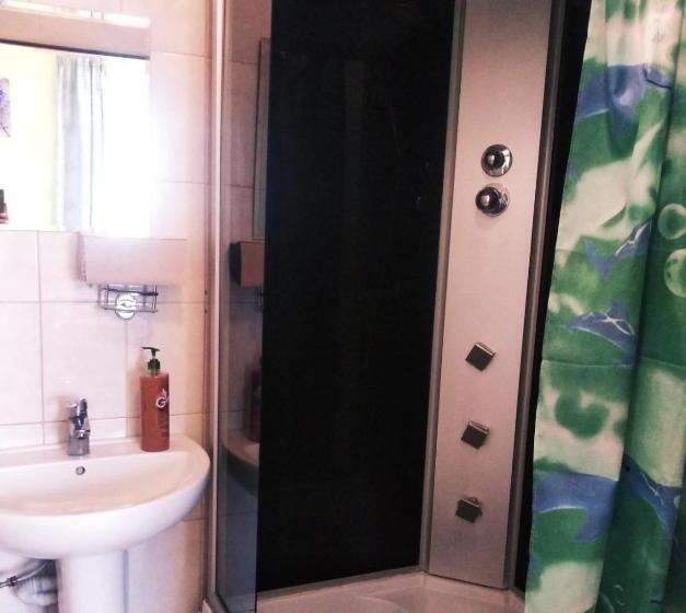 غرفة عائلية, Freedom