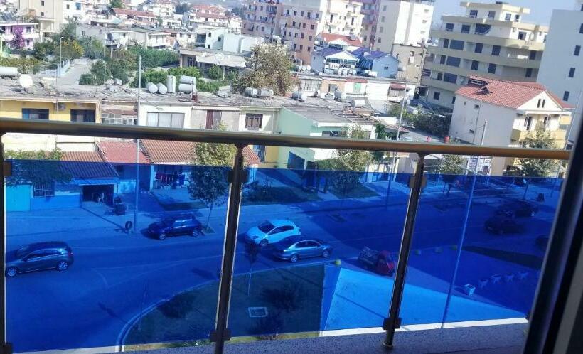 اتاق خانوادگی, 3 Vellezerit