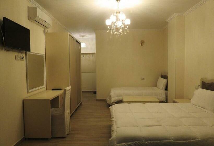 اتاق خانوادگی, 3 Vellezerit