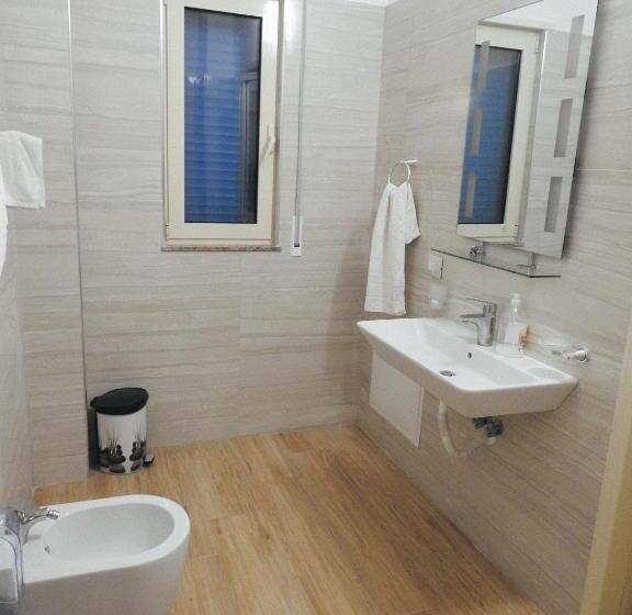 اتاق استاندارد با چشمانداز دریا, 3 Vellezerit