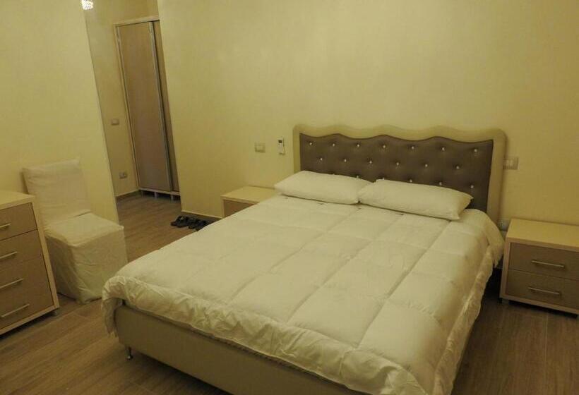 اتاق استاندارد با بالکن, 3 Vellezerit