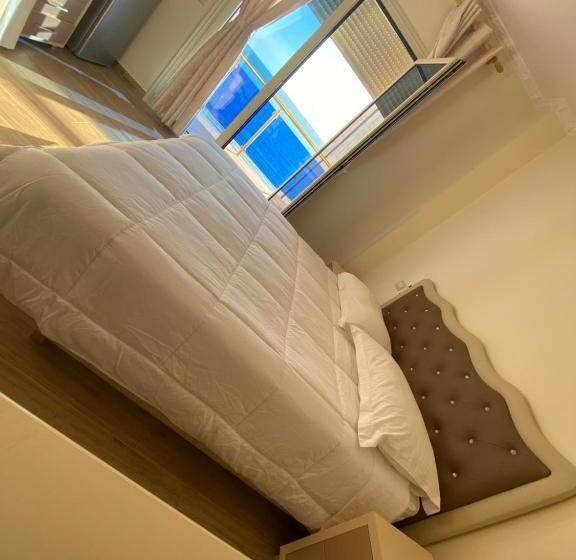 اتاق خانوادگی با چشمانداز دریا, 3 Vellezerit