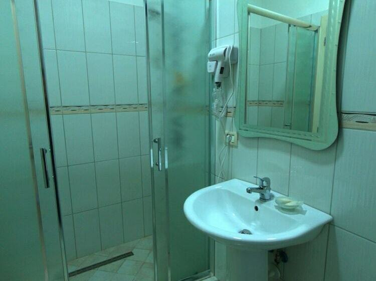 标准三人间, Bobi