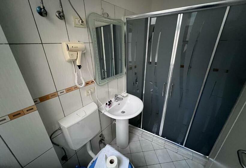 标准单人间, Bobi