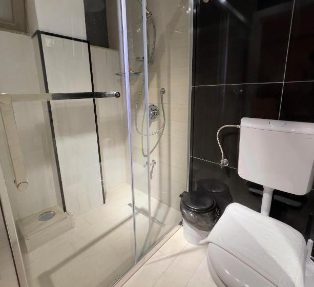 标准三人间, Bobi