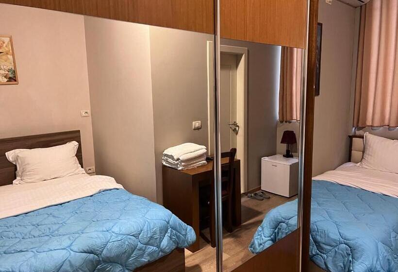 标准三人间, Bobi