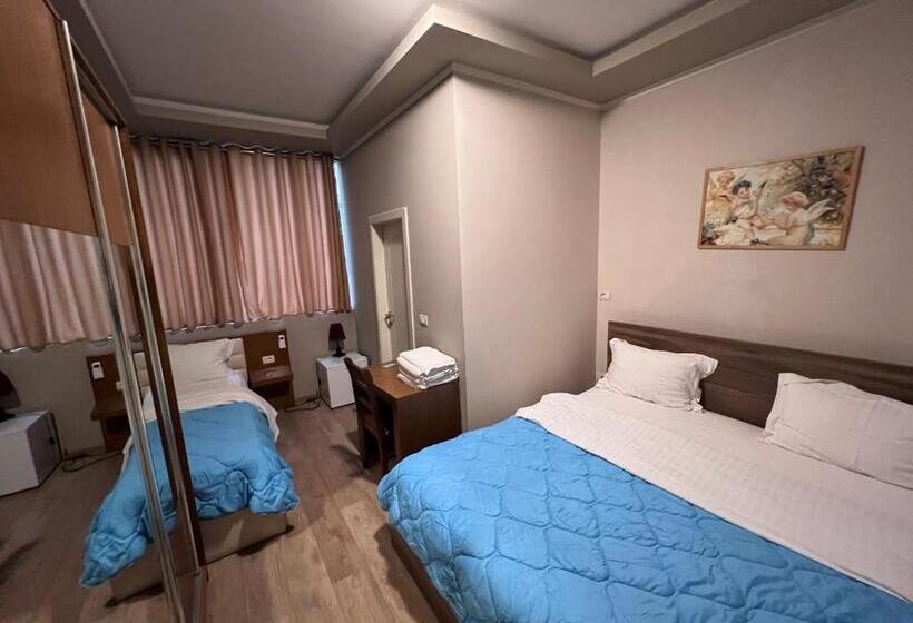 标准三人间, Bobi