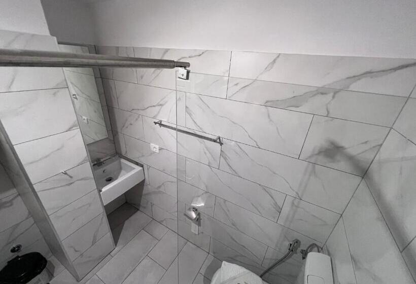 四人标准间, Bobi