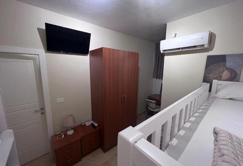 四人标准间, Bobi