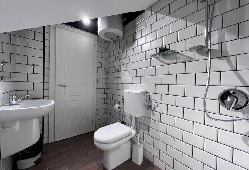 四人标准间, Bobi