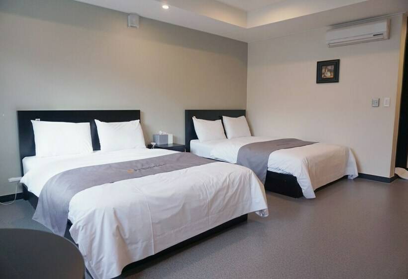 חדר משפחתי, Persimmon Tourist