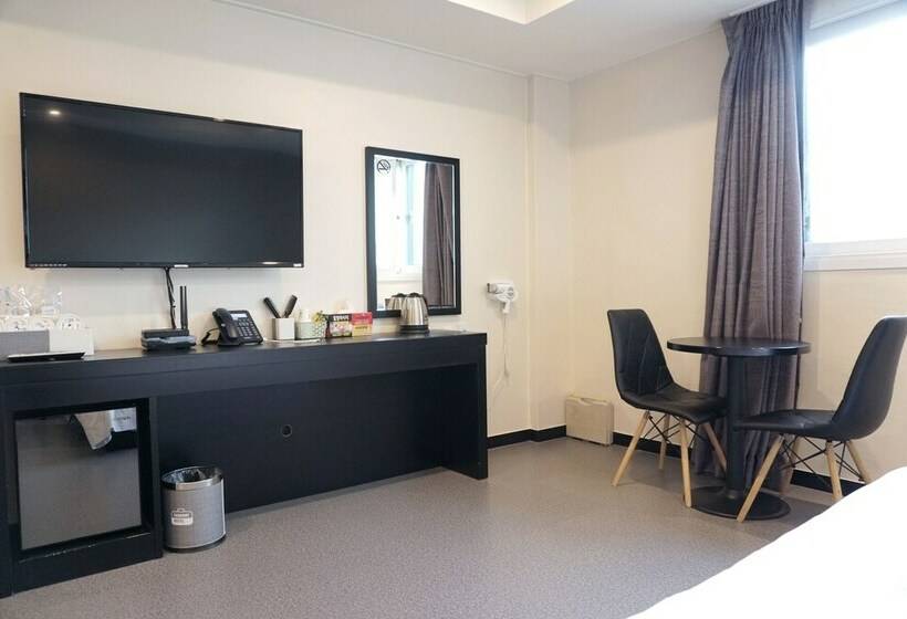 חדר משפחתי, Persimmon Tourist