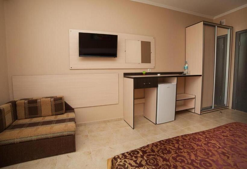 سوییت با چشمانداز استخر, Grand