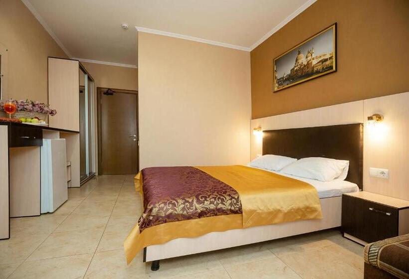 سوییت با چشمانداز استخر, Grand