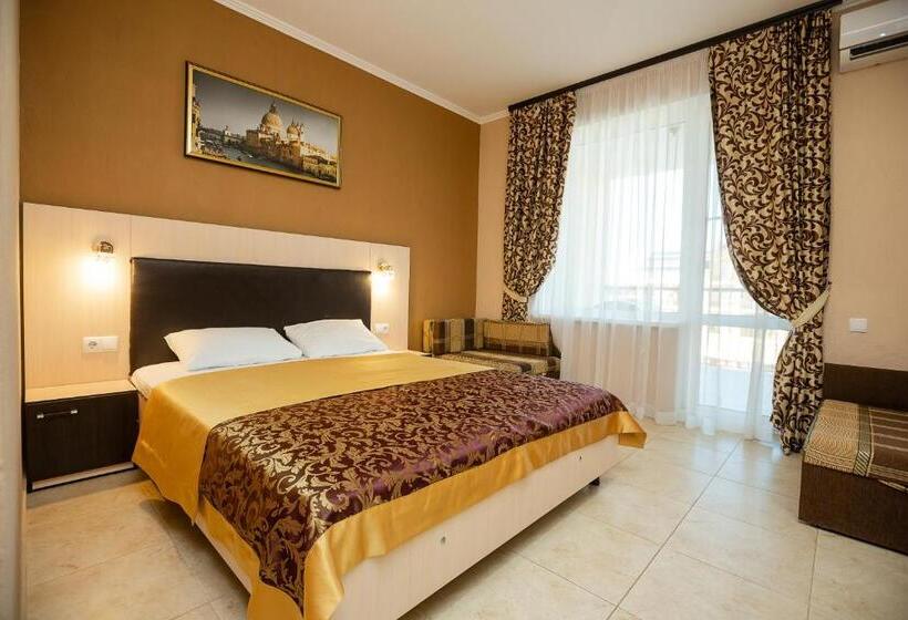 سوییت با چشمانداز استخر, Grand