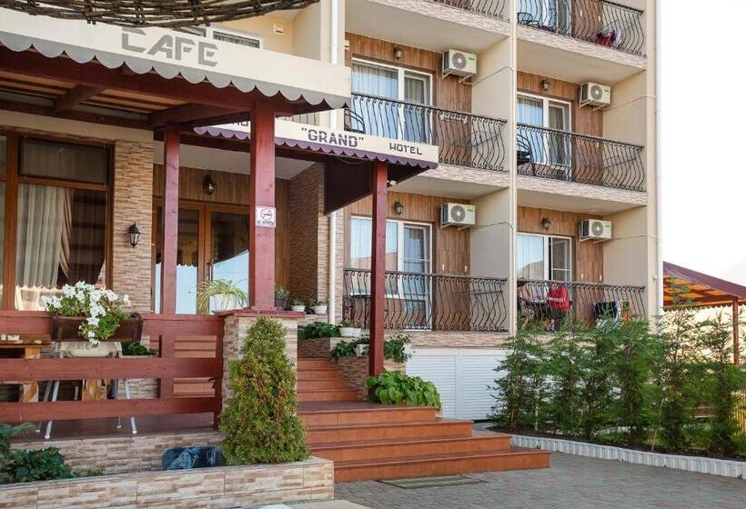 سوییت جونیور با چشمانداز استخر, Grand