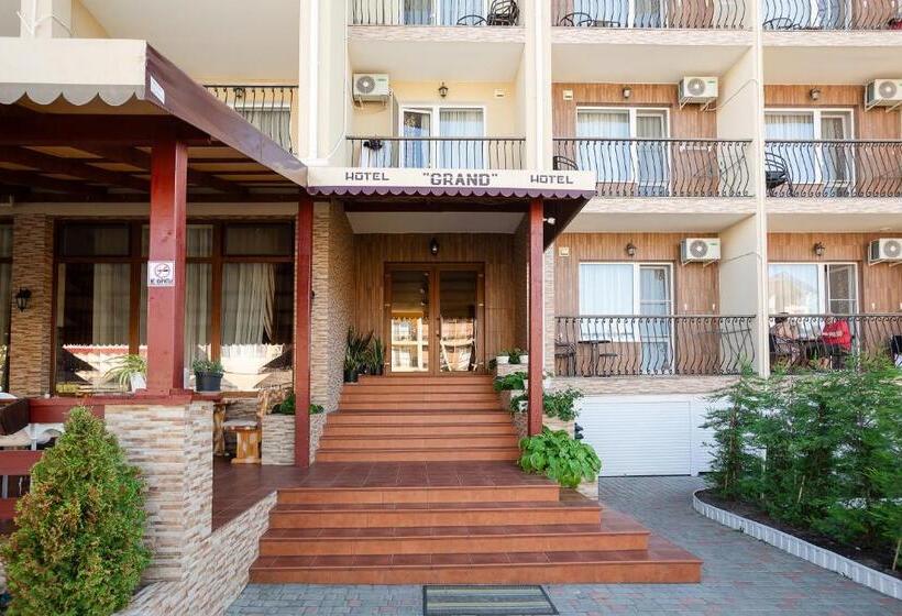 سوییت جونیور با چشمانداز استخر, Grand