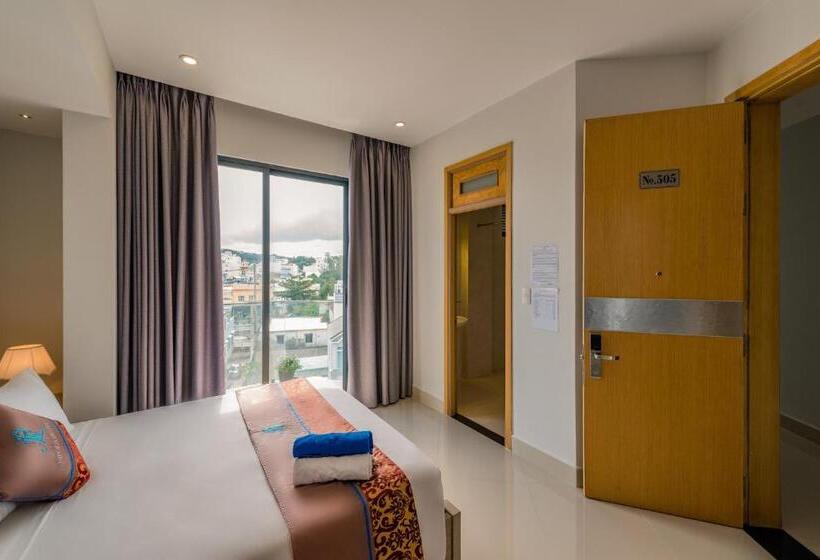 اتاق لوکس, Nipola