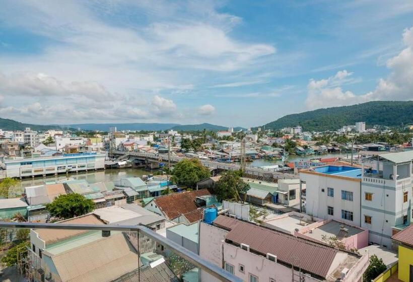 اتاق لوکس با بالکن, Nipola