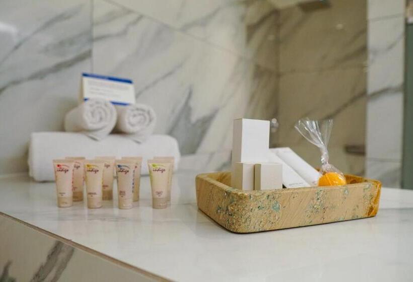 주니어 스위트 발코니, Parada Linares