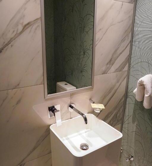 주니어 스위트 발코니, Parada Linares