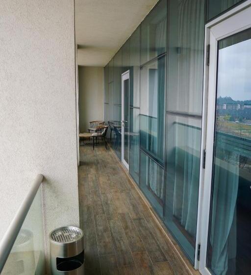 프레지덴셜 스위트, Parada Linares