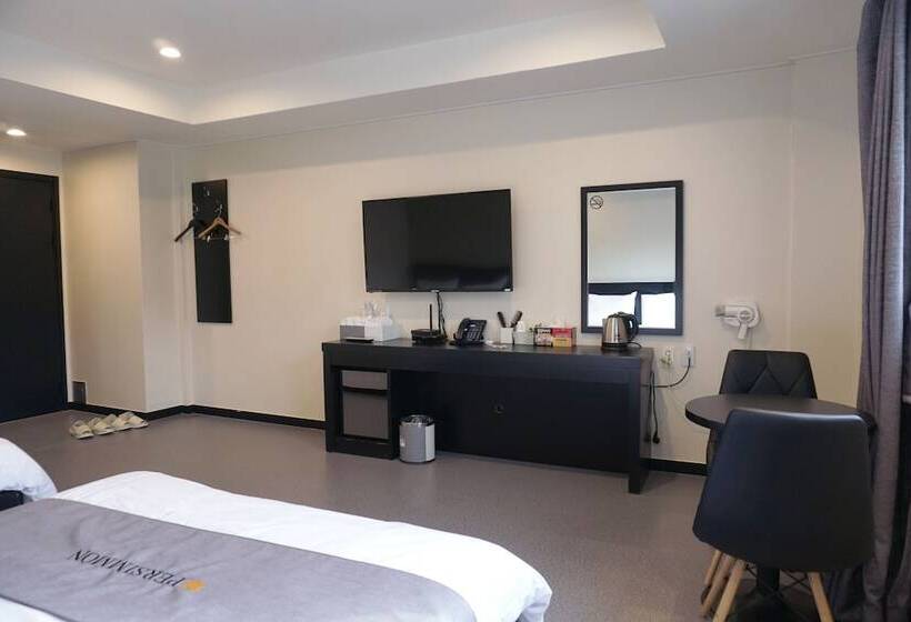 חדר משפחתי, Persimmon Tourist