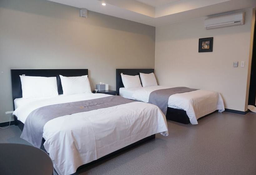 חדר משפחתי, Persimmon Tourist