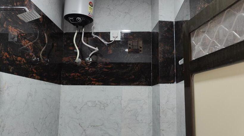 エコノミー4人部屋, Tara Guest House