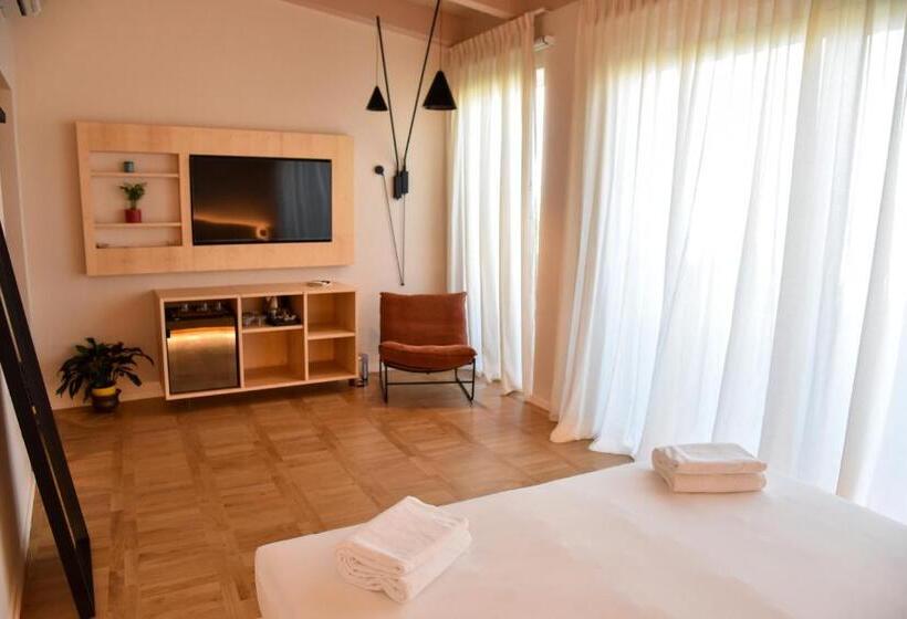 سوییت با چشم‌انداز دریا, Uefio   Luxury Suites