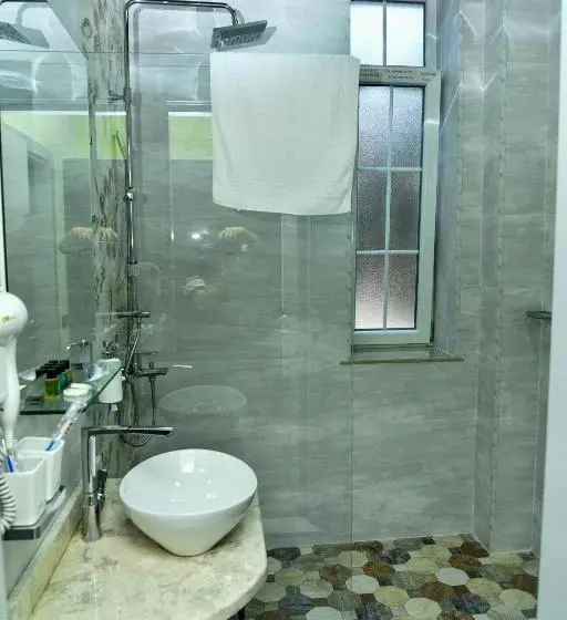 اتاق اکونومی, Avrasya Inn