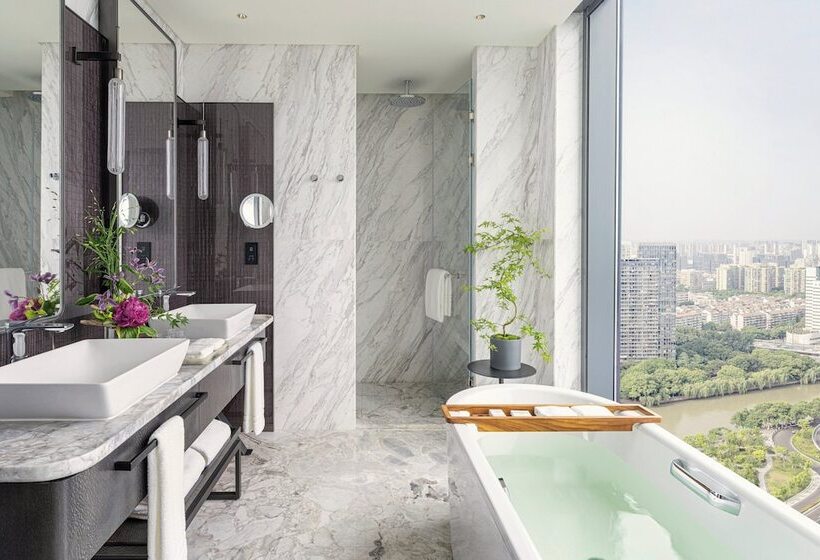 Номер Executive, Four Seasons Hotel Hangzhou At Hangzhou Centre