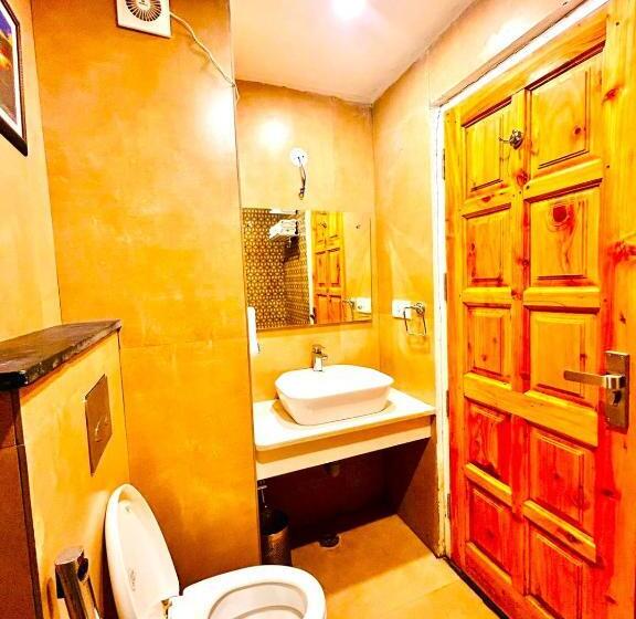 חדר דלוקס, Dwaper Palace Near Mall Road With Parking