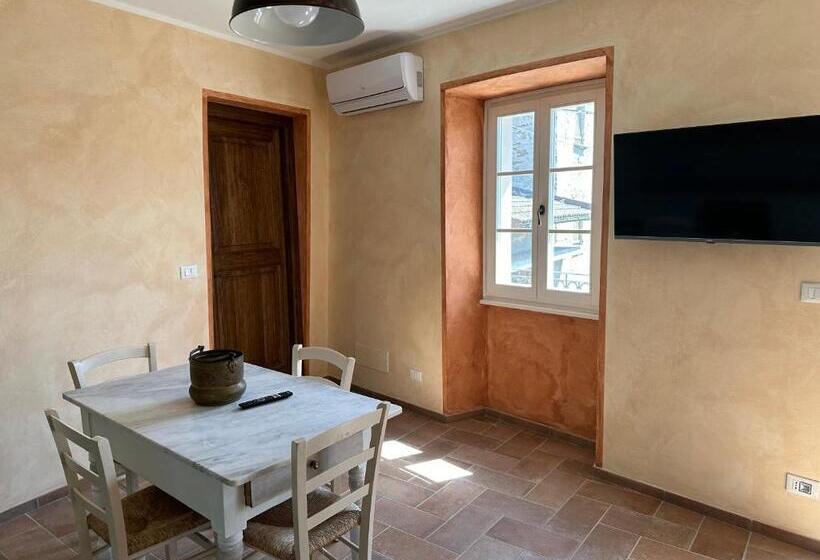 חדר סטנדרט לשלושה עם מרפסת, Nel Caruggio   B&b