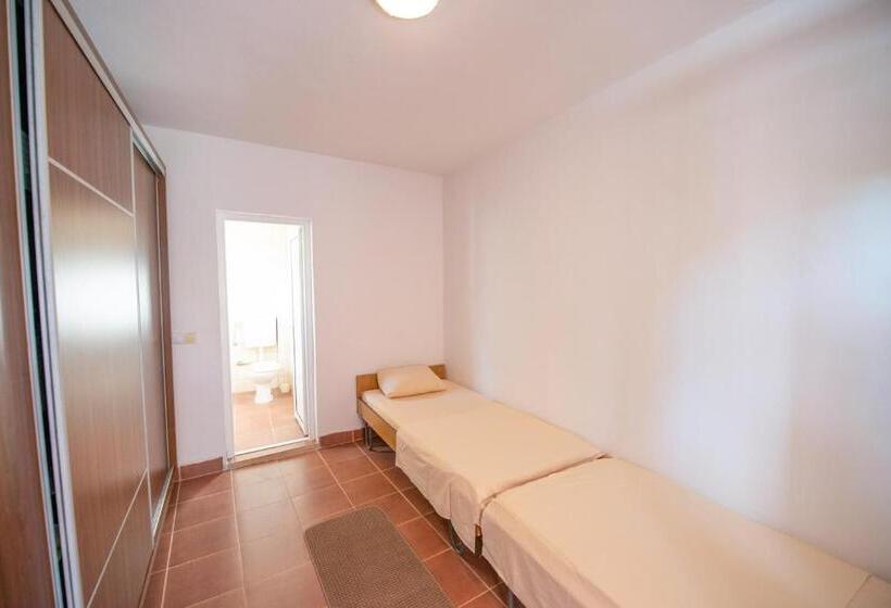 اتاق استاندارد با بالکن, Shkreli Apartments