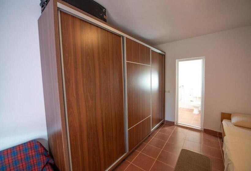 اتاق استاندارد با بالکن, Shkreli Apartments