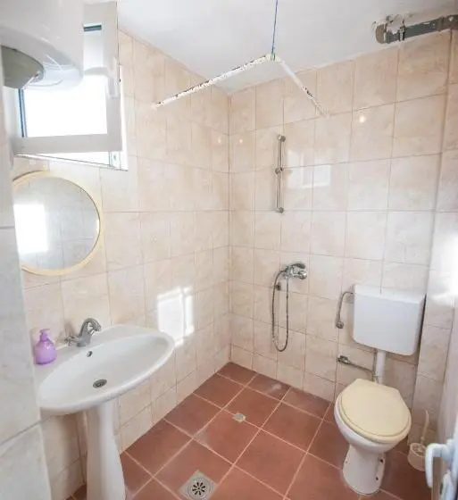 اتاق استاندارد با بالکن, Shkreli Apartments