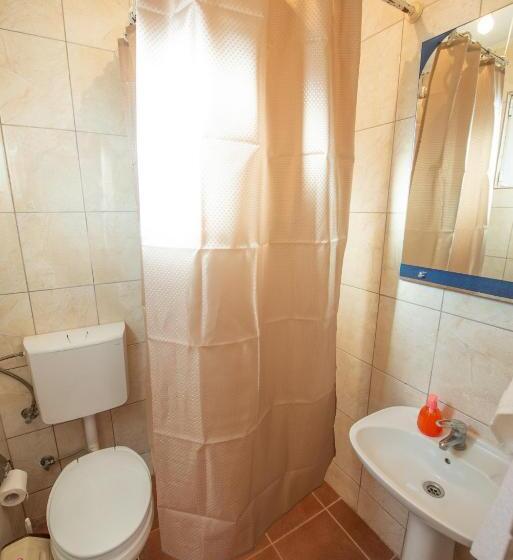 اتاق استاندارد سه تخته با بالکن, Shkreli Apartments