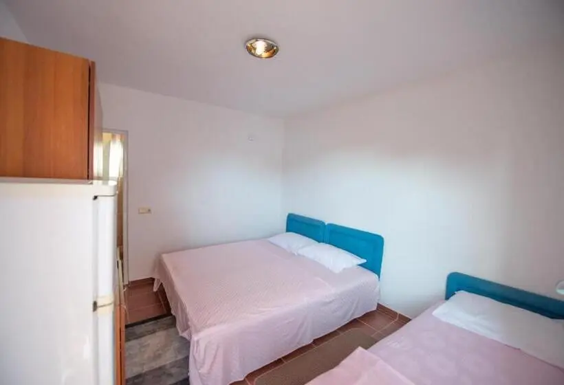 اتاق استاندارد سه تخته با بالکن, Shkreli Apartments