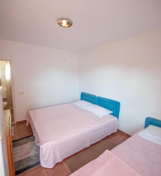 اتاق استاندارد سه تخته با بالکن, Shkreli Apartments